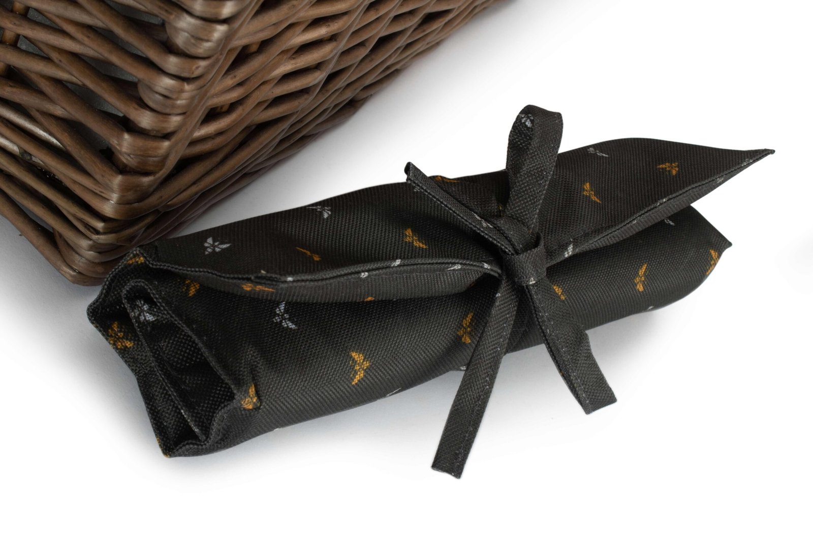 2 Person Slope-Sided Picnic Hamper With Chiller Lining - Image 8